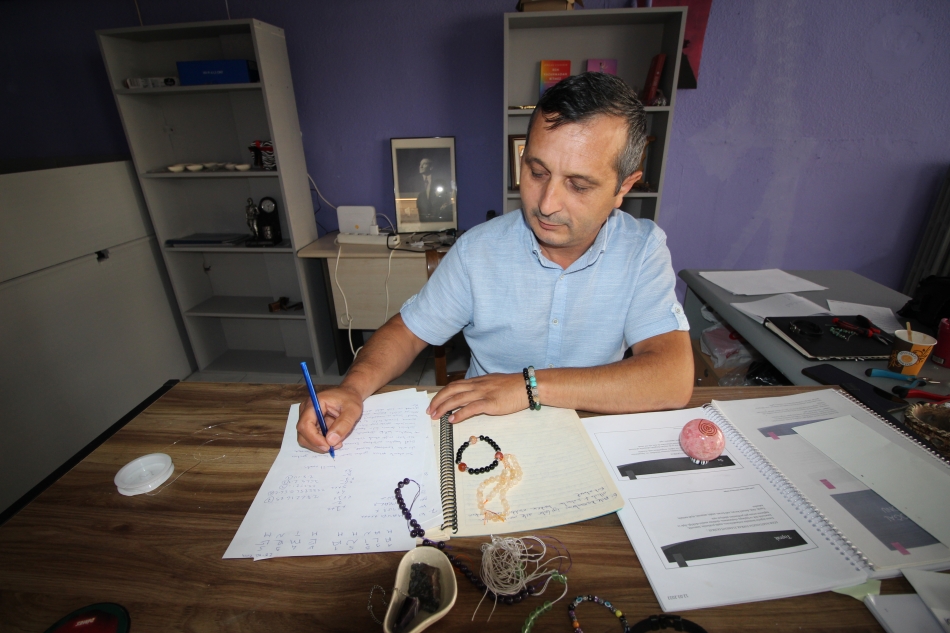 Doğal taşlardan hazırladığı bileklerle insanların yaşamlarını değiştirdi