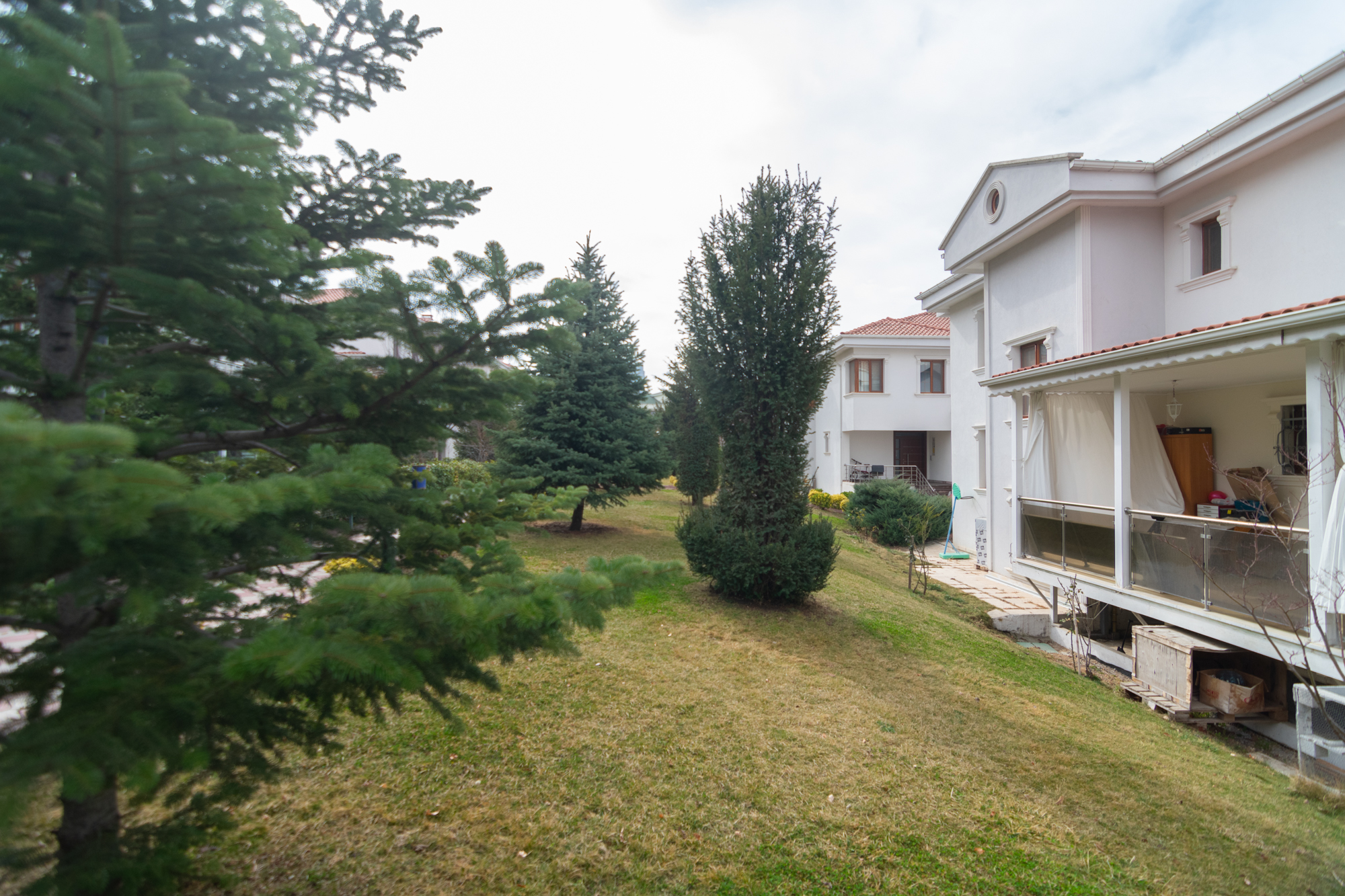 Çayyolu'nda site içerisinde 7 odalı 540 m2 avantajlı villa