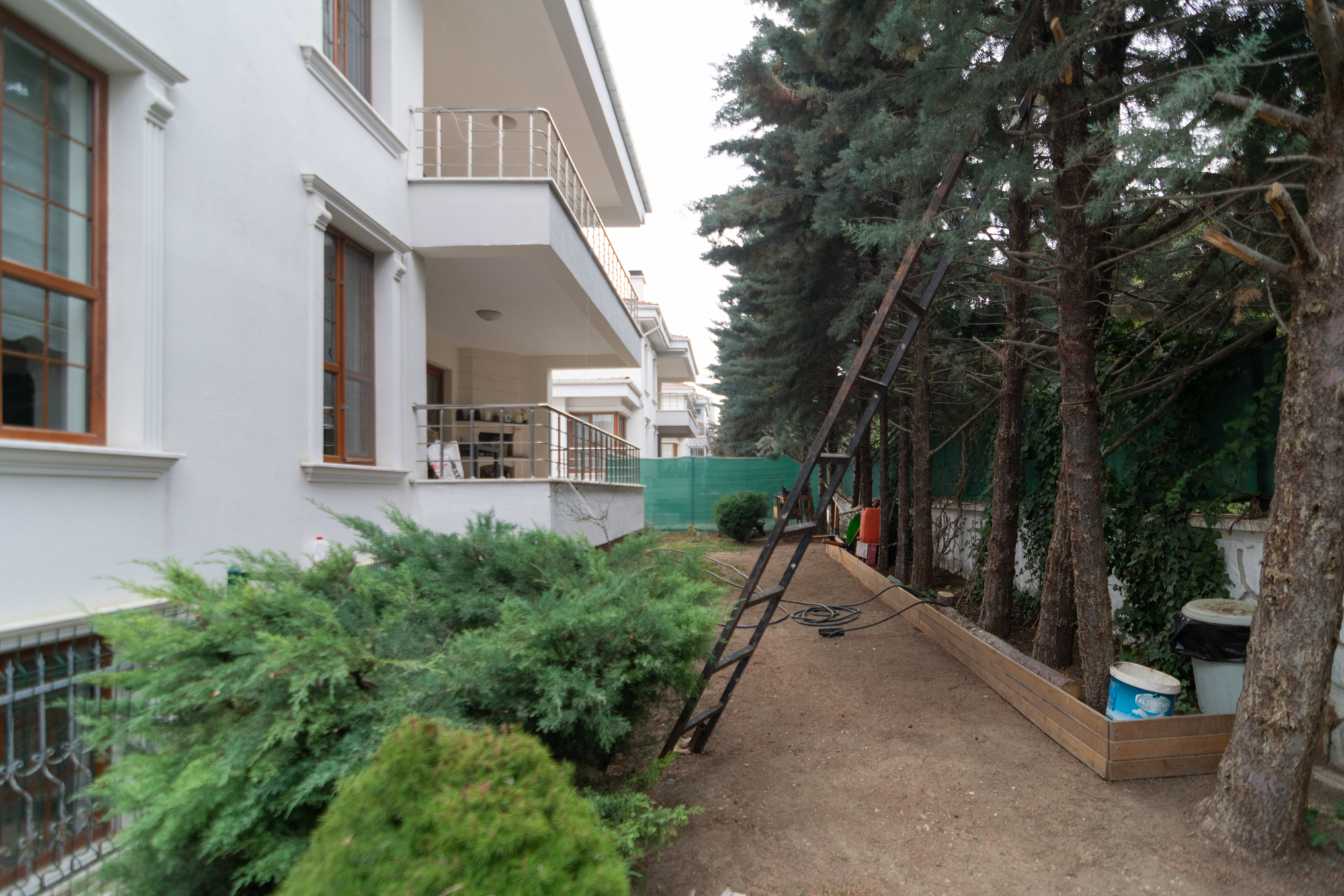 Çayyolu'nda site içerisinde 7 odalı 540 m2 avantajlı villa