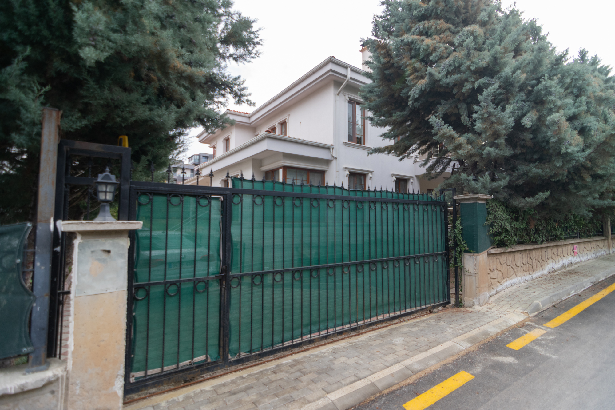 Çayyolu'nda site içerisinde 7 odalı 540 m2 avantajlı villa