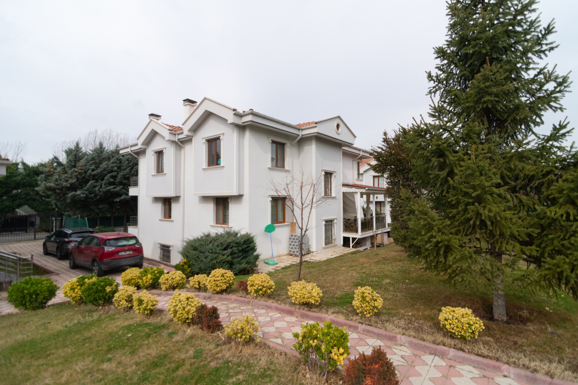 Çayyolu'nda site içerisinde 7 odalı 540 m2 avantajlı villa