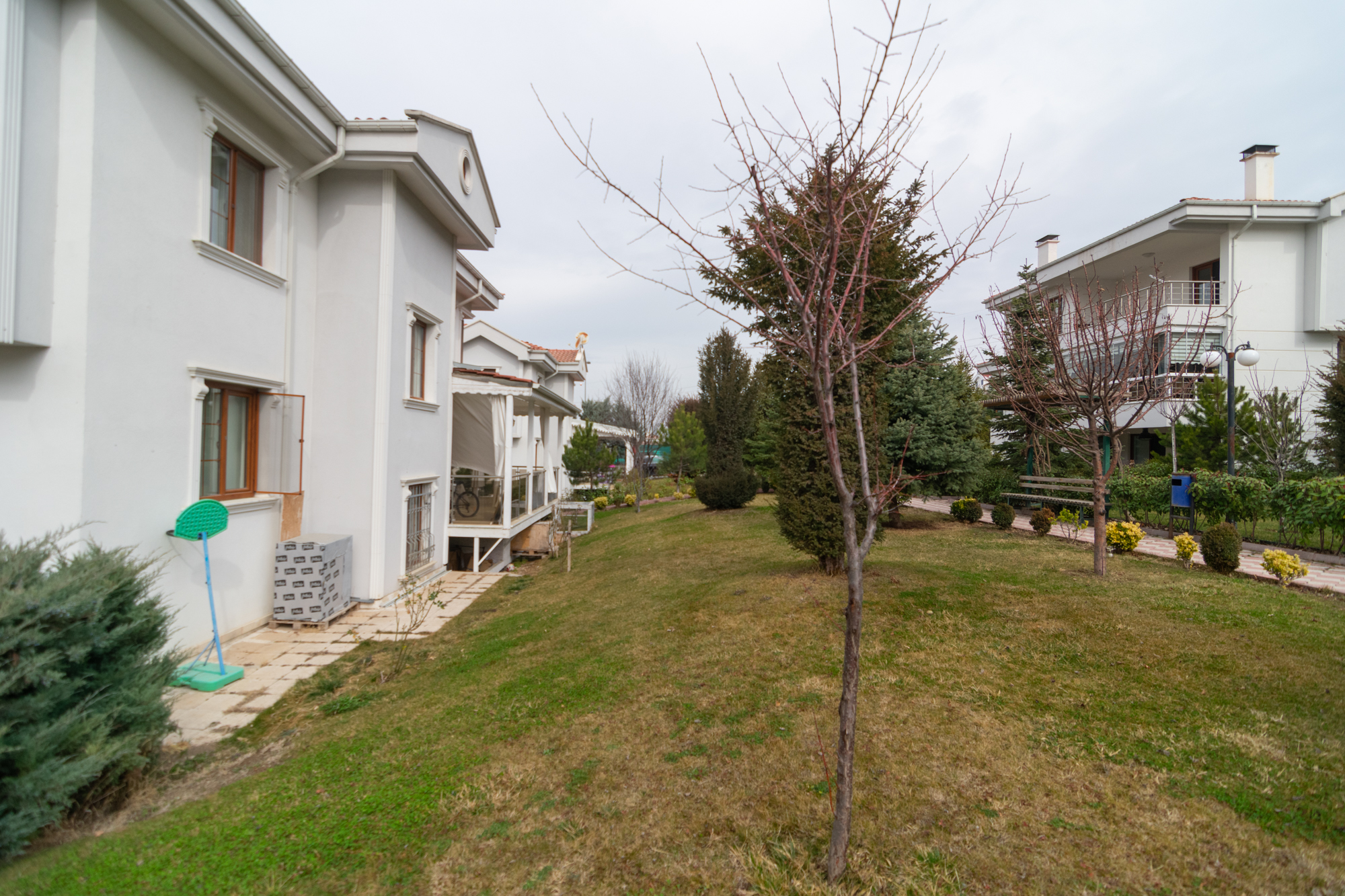 Çayyolu'nda site içerisinde 7 odalı 540 m2 avantajlı villa