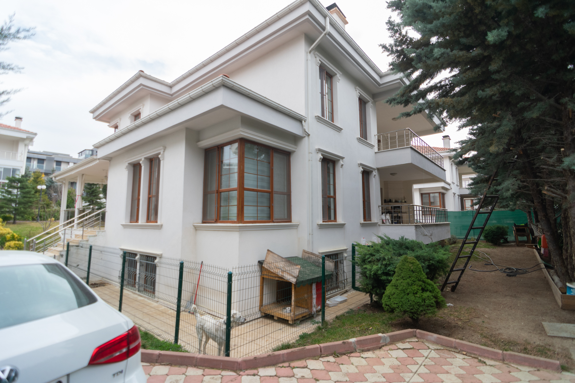 Çayyolu'nda site içerisinde 7 odalı 540 m2 avantajlı villa