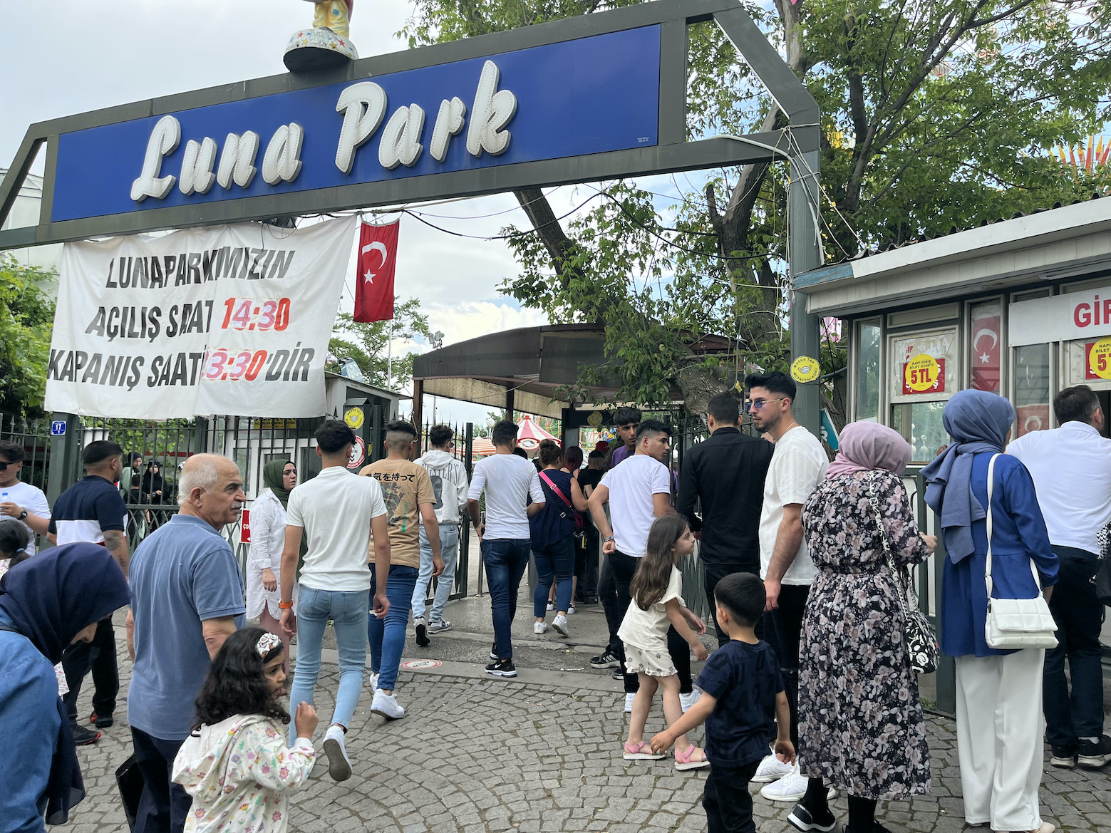 Ankara gençlik parkı adeta göçmenlerin parkına dönüştü