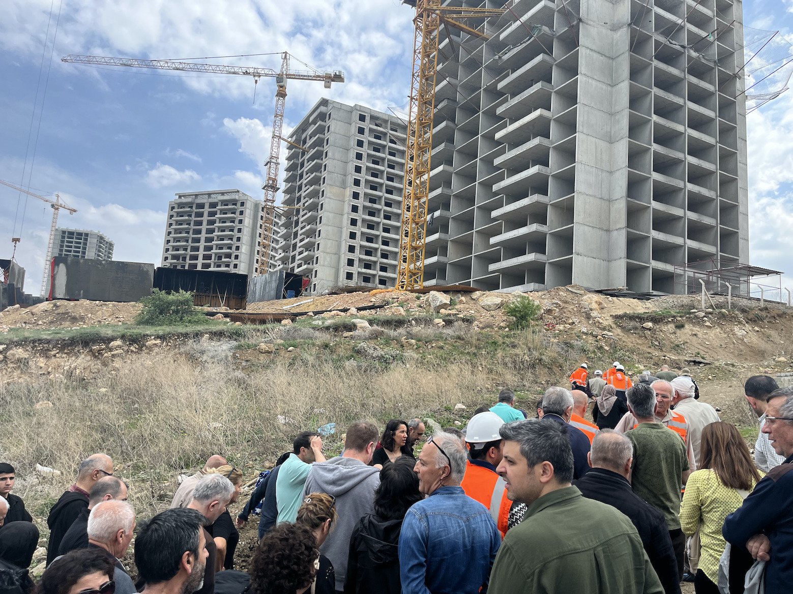 Akçalı konutlarının inşaat çalışmaları ortaklara gezdirildi