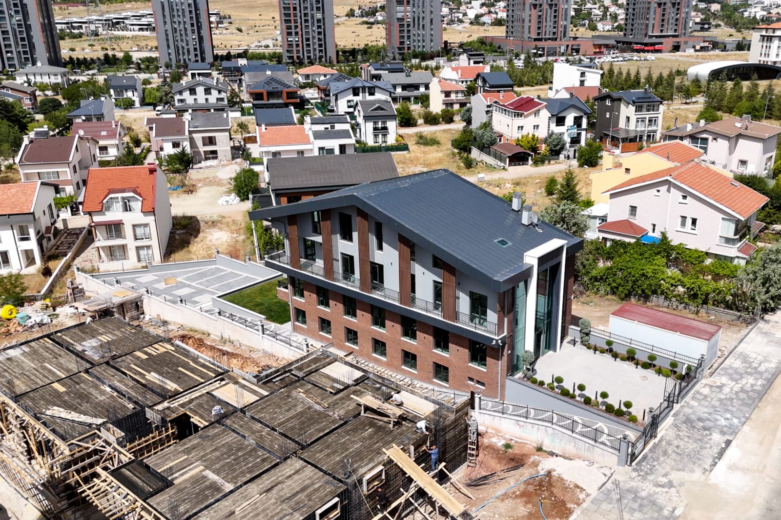 İncek’te şirket merkezine uygun binalar yatırımcıların ilgisini çekiyor
