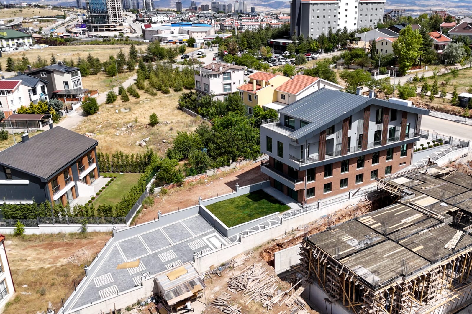 İncek’te şirket merkezine uygun binalar yatırımcıların ilgisini çekiyor