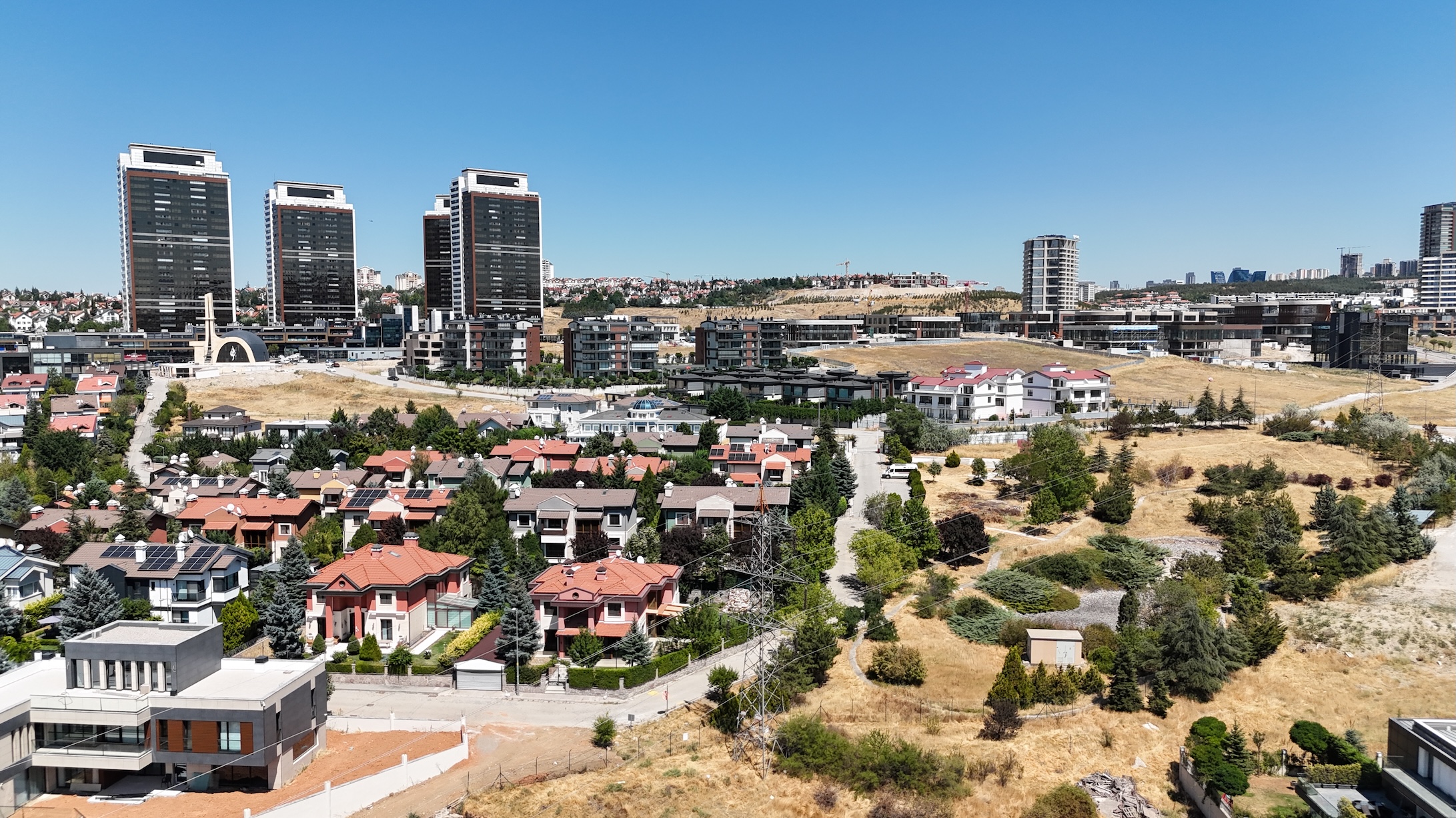 Tüketicilerin tercihi site içerisinde geniş bahçeli villalar oluyor