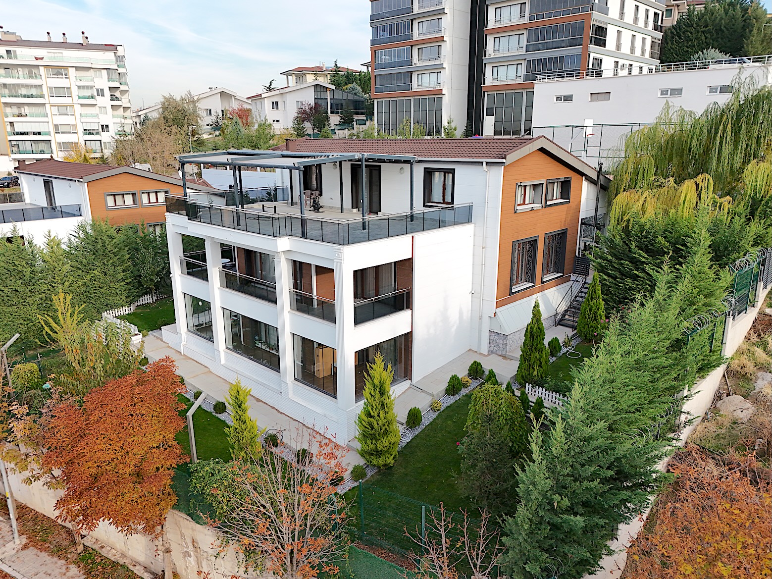 Çankaya Dodurga'da site içerisinde tam müstakil süper lüks villa