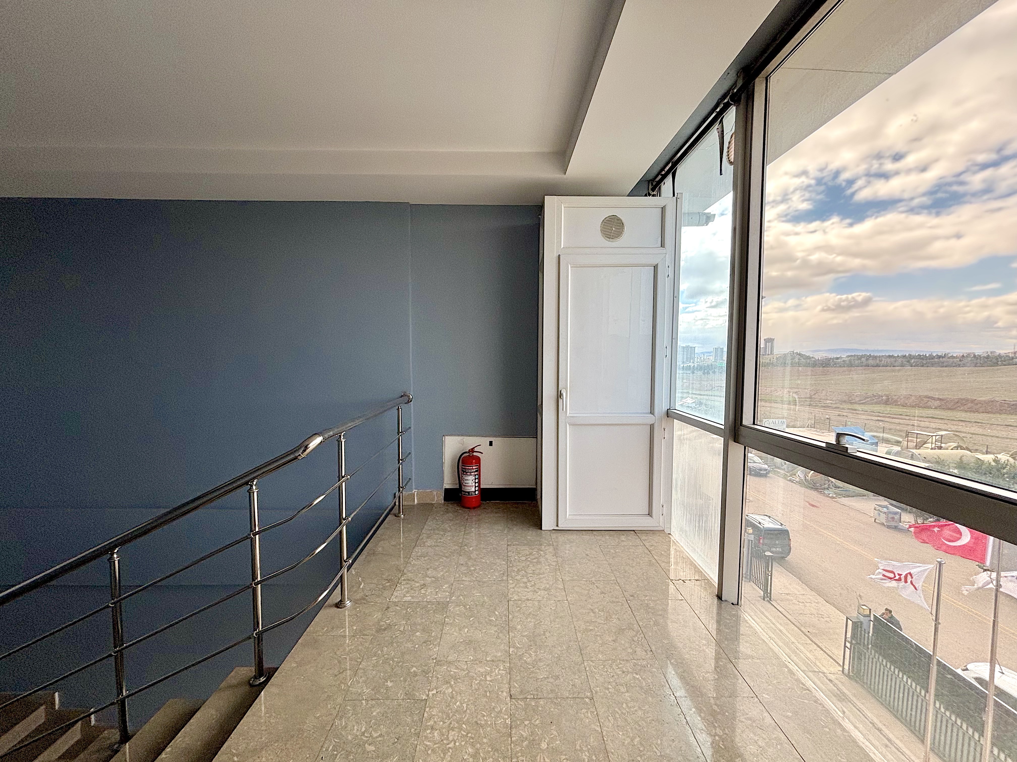Dempa Sanayi sitesinde depolama imalat teşhir ve ofis için uygun bina