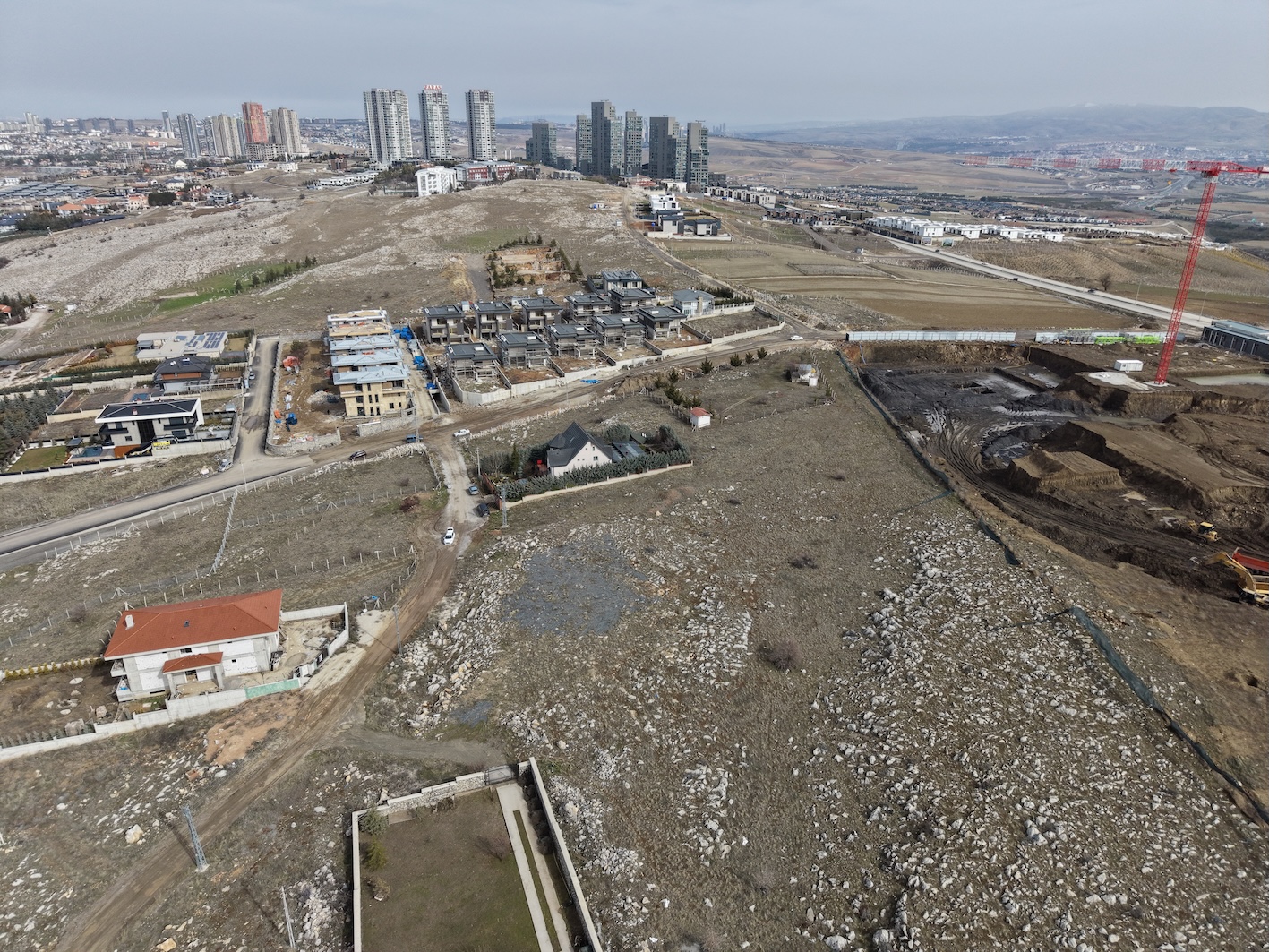 İncek'te 2 bin m² satılık köşe konumlu kupon arsa