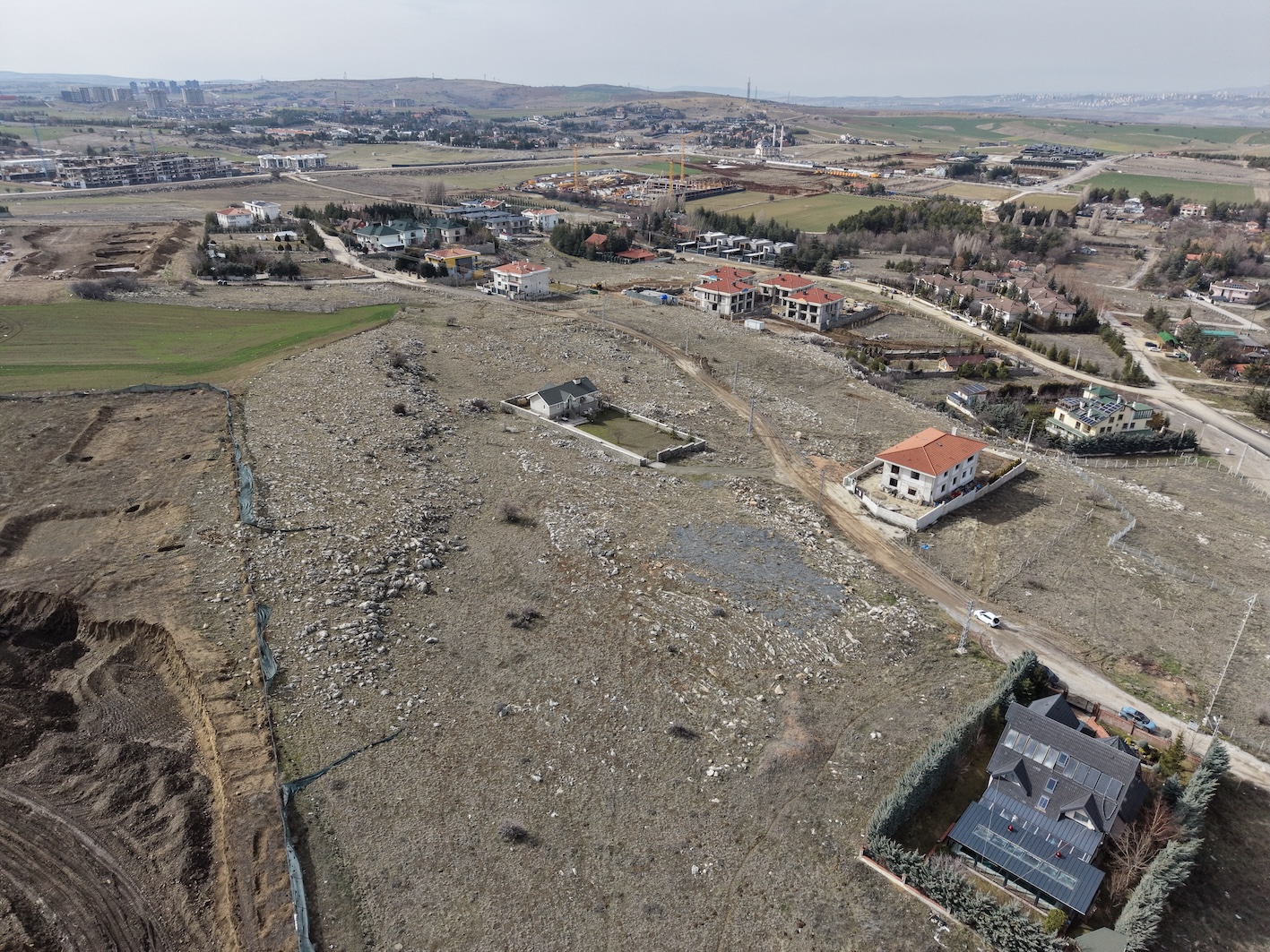 İncek'te 2 bin m² satılık köşe konumlu kupon arsa