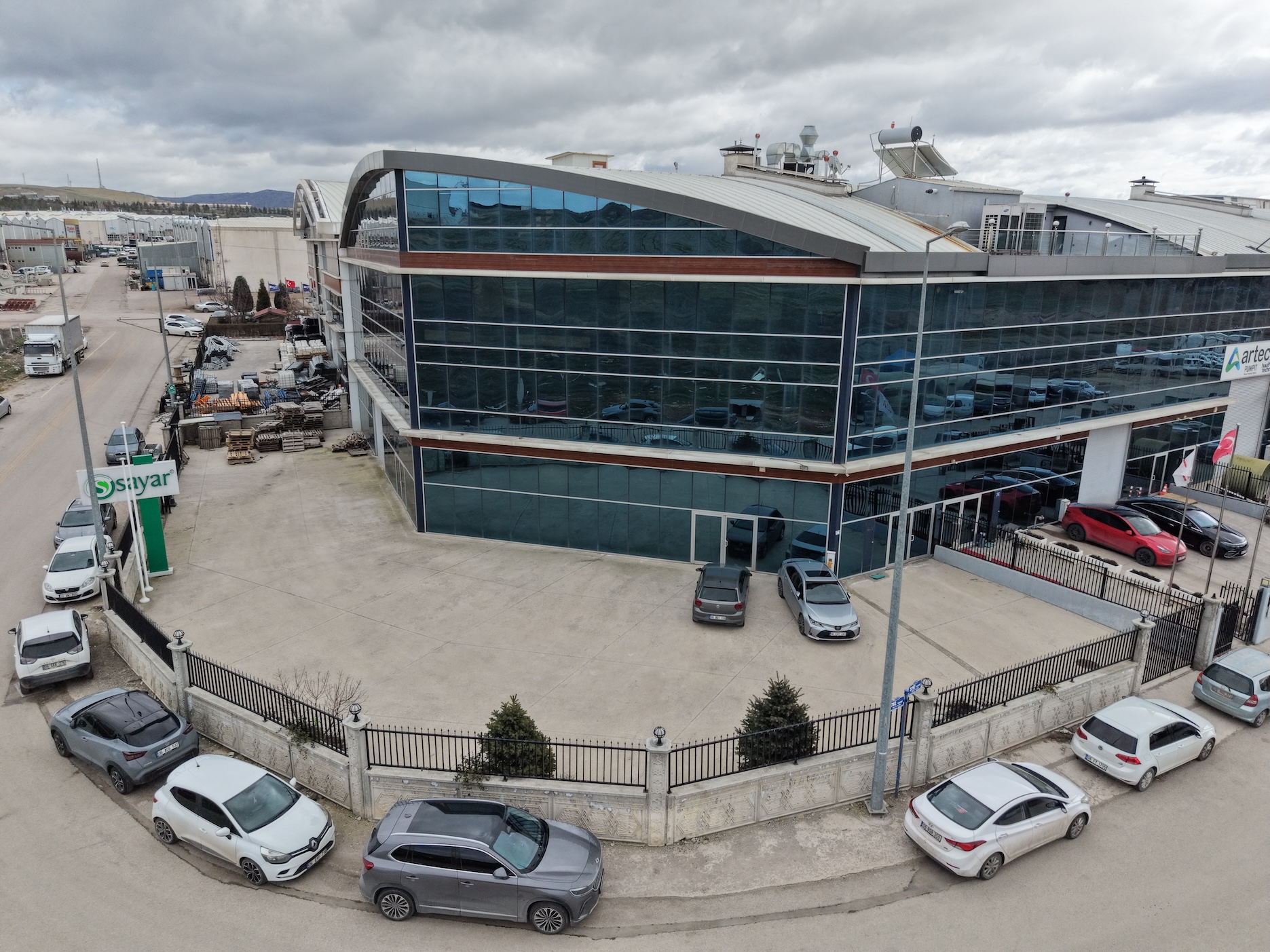 Dempa Sanayi sitesinde depolama imalat teşhir ve ofis için uygun bina