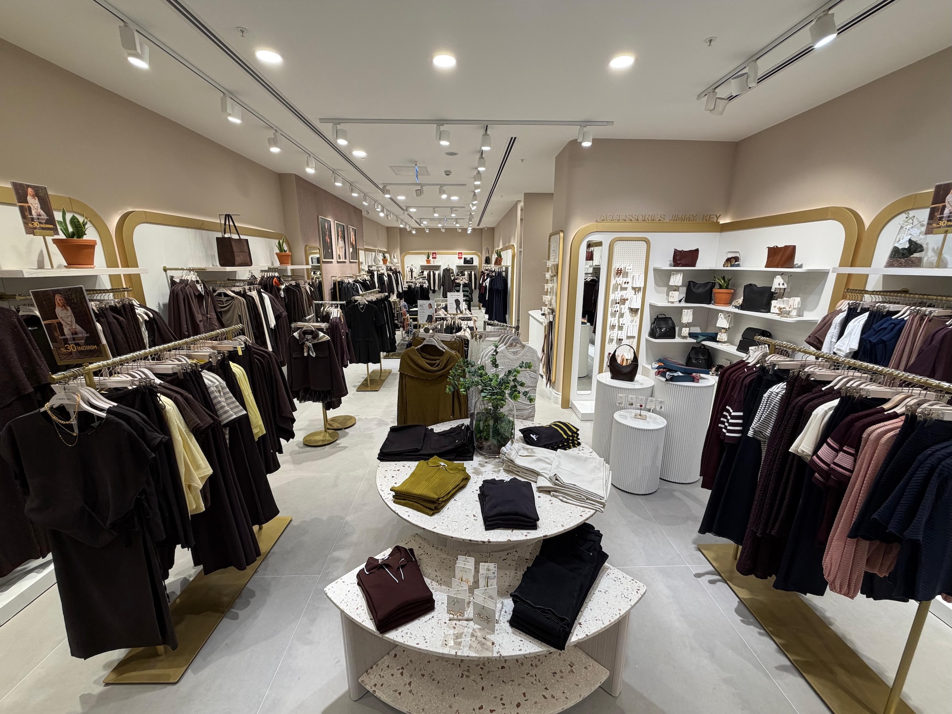 Jimmy Key Ankara'daki iki mağazasını modern konseptiyle yeniledi