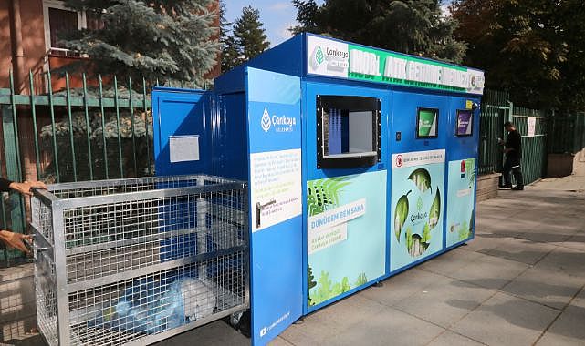 Ankara’da güneş enerjisi ile çalışan ve konuşan mobil atık getirme merkezi