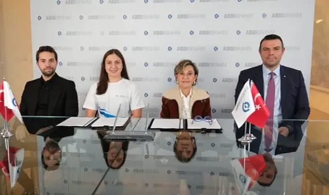 Abdi İbrahim, Ankaralı şampiyon yüzücü Merve Tuncel’in sponsoru oldu