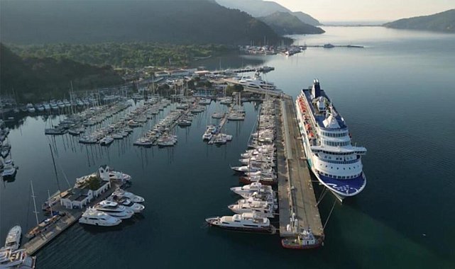 Dev gemi Marmaris'e yanaştı