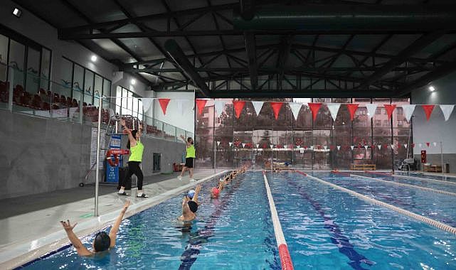 Çankaya’nın ilk kapalı yüzme havuzunda su jimnastiği ilgi görüyor