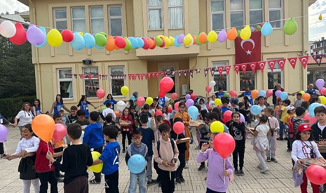 Domino’s düş gezgini ateşböceği mobil eğitim tırı Ankara’ya ulaştı