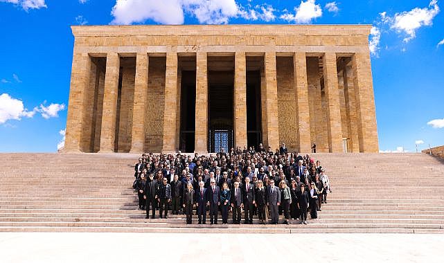 Türk Eğitim Vakfı 57. kuruluş yıldönümünde Anıtkabir’de Ata’nın huzuruna çıktı
