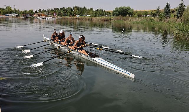 Mogan Gölü’nde kıyasıya yarış nefes kesti