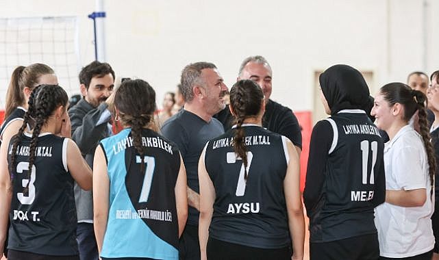 Sincan Belediye Başkanı Murat Ercan gençlerle voleybol maçı yaptı