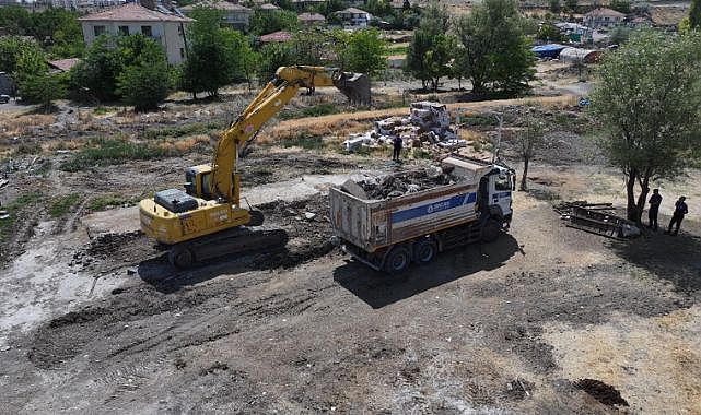 Sincan'da kaçak yapılar belediye ekiplerince yıkıldı
