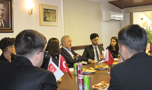 Akfen Holding Başkanı Hamdi Akın, TİKAV bursiyerleri ile bir araya geldi