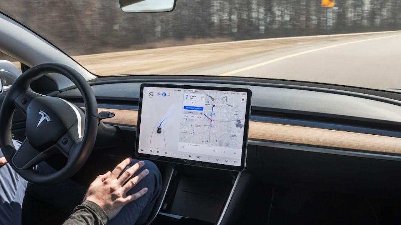 Tesla araçlarında otopilot özelliğini kaldırdı